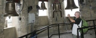 Un turista fotografiaba ayer las campanas recién restauradas en al torre de la catedral - Autor: GOBANTES, Rafael
