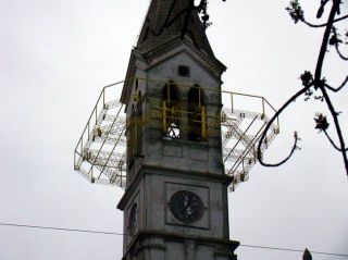 Así estaba meses atrás la torre de la Iglesia, en plena reparación - Autor: ARCHIVO
