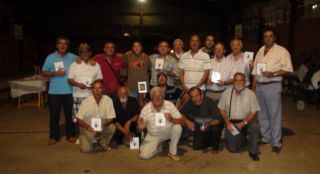 El grupo de campaneros posa con los obsequios recibidos junto al alcalde de Andavías, Antonio Iglesias.
  - Autor: M. P.
