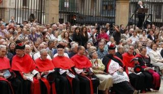 Los canónigos de la catedral ocuparon las primeras filas.. - Autor: GOÑI, José Antonio