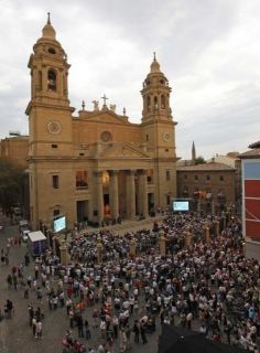 Cientos de personas siguieron el concierto que festejó la restauración de la fachada en el interior del atrio y desde el exterior. - Autor: GOÑI, José Antonio