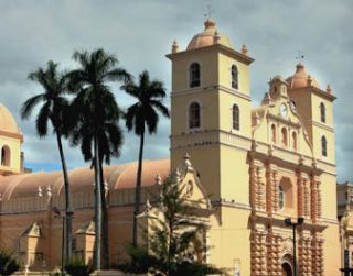 Las campanas de la Catedral San Miguel Arcángel de Tegucigalpa repicaron a las 5:30 AM este jueves. - Autor: EL HERALDO