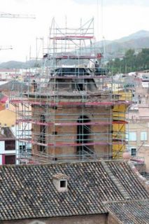 La torre de la iglesia de San Mateo está siendo desmontada para rehabilitarla tras perder el campanario - Autor: P. ALONSO / AGM