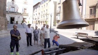 El anterior deán, Jesús Zardoya (centro), observa la llegada de una de las campanas en julio de 2009 - Autor: PÉREZ-NIEVAS, Fermín