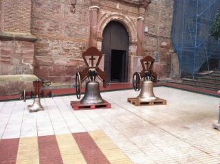 Imagen de las campanas a los pies del templo, el pasado lunes  - Autor: 