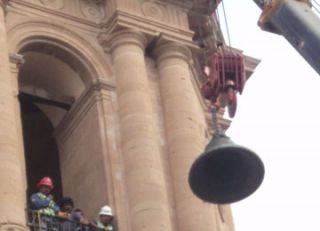 Las campanas fueron bajadas con una grúa, debido a las cuarteaduras su sonido ya no era el adecuado - Autor: TRINIDAD MÉNDEZ, José