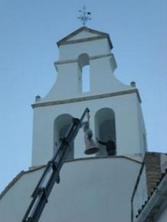 Instalación de las campanas restauradas en el templo - Autor: MORALES, Francisco