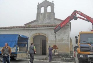 Los operarios suben una de las campanas a la espadaña de la iglesia de Piñera - Autor: MENÉNDEZ, Mariola