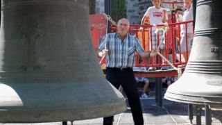 Un campanero toca dos enormes ejemplares en el concierto del año pasado en Amurrio. Foto: OIARZABAL,