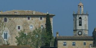 El castell de Sant Mori està situat davant l'església, on des de l'estiu que no repiquen les campanes - Autor: SERRAT, Lluís