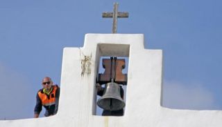 Los operarios instalan la nueva campana de la iglesia de Sant Francesc