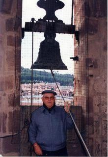 El campaner Salvador Martí i Nadal en el campanar de l'església de Sant Andreu de la Barca