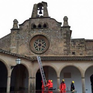 Avui un llamp ha pegat al campanar del santuari de Monti-sion de Porreres - Autor: manacormanacor.com