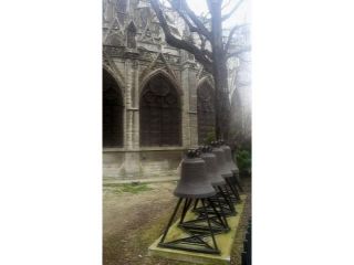 Las campanas yacen, a ras de suelo, en el jardín adyacente a la catedral - Autor: EFE