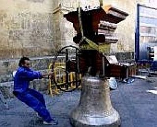 Un operario ayuda al ascenso de una campana, tras su limpieza, a la torre de la Catedral en el 2002. Foto:FRANCISCO GONZALEZ