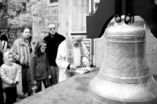 BENDICIÓN. El párroco de San Nicolás bautizó una a una a las nuevas campanas del templo. / TANIA