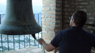 Rafael Córdoba toca las campanas del Santuario de Gracia al amanecer - Autor: LARA, Javier / DIARIO SUR