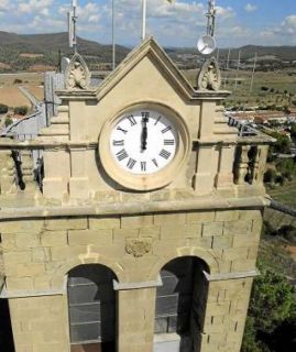 El nou rellotge, ja instal·lat al capdamunt del campanar vell d'Artés - Autor: CREUS, Ramon / REGIO7.CAT