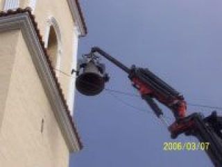 Una grúa retiraba ayer una de las cuatro campanas de la iglesia parroquial de Santa Bárbara, de Higueruelas