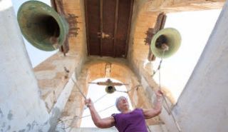 Juana Martin en el campanario de la iglesia de San Miguel de Tuineje durante el repique de campanas. - Autor: DE SAÁ, Carlos / LA PROVINCIA