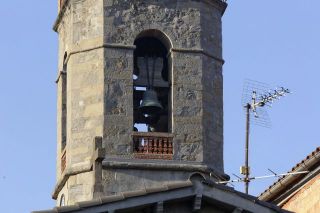 La setmana passada van continuar els treballs al campanar de Montesquiu per reduir el so de les campanes - Autor: LLIMÓS, Albert / EL9NOU.CAT