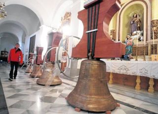 Las campanas restauradas en el interior de la parroquia - Autor: ARAGÓN, A. / LA VERDAD