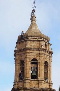 Así se instaló la iluminación navideña en el campanario La Iglesuela del Cid - Autor: DIADIA