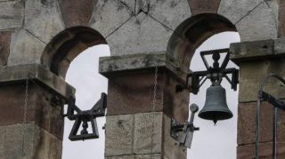 La iglesia de Duález lleva ya varios días sin una de sus dos campanas - Autor: PALOMEQUE, Luis / EL DIARIO MONTAÑÉS