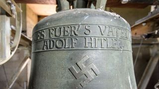 El nombre del dictador Adolf Hitler grabado en la campana de Herxheim am Berg - Autor: GATTY Images