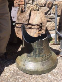Se cae una campana de la iglesia de Tejerina mientras se estaba volteando para una celebración - Autor: MEDINA VILLARROEL, Nerea / DIARIO DE VALDERRUEDA