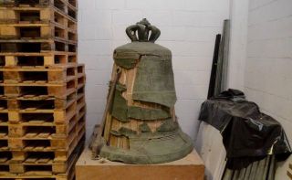 La campana de Espantaperros, en el almacén del Arqueológico - Autor: C. M. / HOY