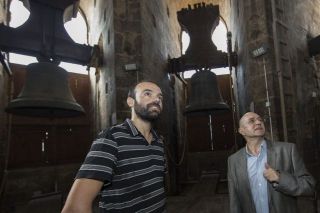 Francesc Llop Álvaro i Rafael García a la sala de campanes del Micalet de València - Autor: LORENZO, Miguel / INFOUNIVERSITAT