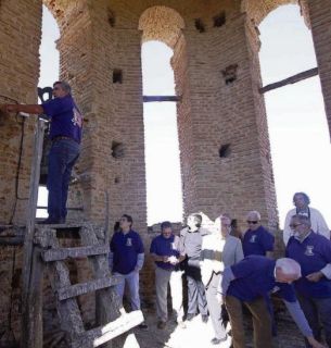 Miembros de la Asocaición de Campaneros de Zamora tocan en la torre de la iglesia de Villarrín - Autor: LA OPINIÓN DE ZAMORA