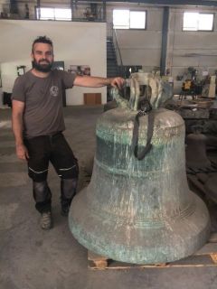 Alberto Damas posa con una campana en la fundición de Torredonjimeno. - Autor: LOPERA, Mónica / IDEAL