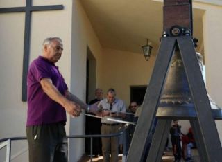 Un hombre toca las campanas ante la mirada del cura y vecinos - Autor: FERNÁNDEZ, José Luis / LA OPINIÓN DE ZAMORA