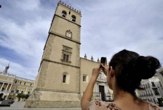 Una turista hace una foto a la Catedral - Autor: HOY