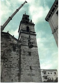 La bajada de las campanas para su restauración - Foto Parroquia de San Miguel (2000)