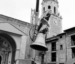Un momento de la instalación de la campana de la iglesia de Aliaga.  - Autor: GÓMEZ, Francisco