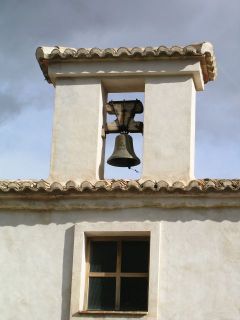 La campana ubicada en la seua espadanya - Autor: SEGURA MARTÍ, Josep Maria (Museu Arqueològic d'Alcoi)