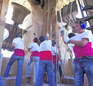 Tradición. El grupo de campaners d'Albaida, durante uno de sus tradicionales toques en el campanario - Autor: Las Provincias
