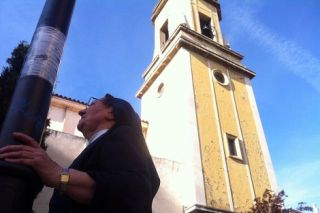 En la torre de la iglesia se aprecia que falta ua de las campanas - Autor: CUEVAS, ManueL