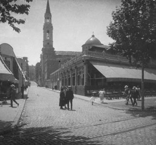 Vista del carrer Tapioles des del Paral·lel amb el campanar original de l'església de Santa Madrona.  - Arxiu SALVANY