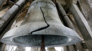 La inmensa campana, con su enorme grieta - Autor: PÉREZ HERRERA, Ana