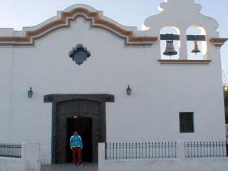 El templo: la sencilla espadaña está compuesta de dos campanas - Autor: CHAVARRIA, Esteban