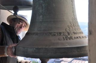 Guillermo Del Valle junto a una de las campanas, que data del año 1639 - Autor: EL TRIBUNO