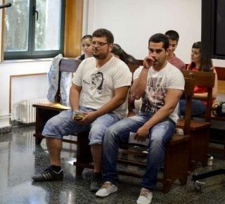 Los jóvenes acusados por tirar la campana de la iglesia, al inicio del juicio celebrado ayer - Autor: LORENZO, Brais
