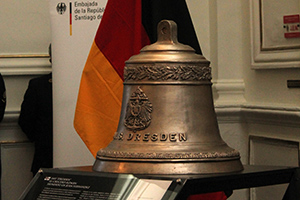 Copia de la campana original de 144 kilos de peso que, en febrero de 2006, fue rescatada por buzos chilenos y alemanes desde Bahía Cumberland, en el Archipiélago de Juan Fernández - Autor: ARMADA DE CHILE