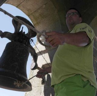 Francisco Esteban tocando las campanas - Autor: PRIETO, Tere