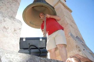 Un operario instala el badajo en la campana de la Vela de la Alcazaba - Autor: EUROPA PRESS/JUNTA DE ANDALUCÍA