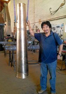 El escultor Ken Masuda con la campana PIlar - Autor: SEGRE.com
